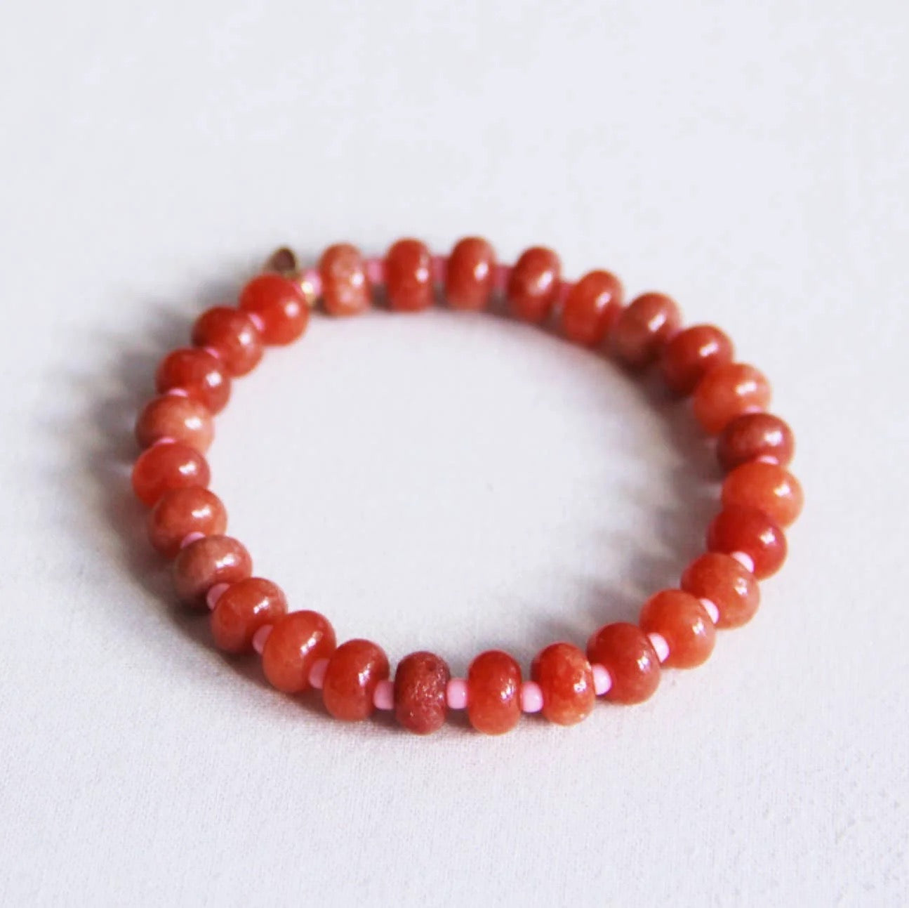 Elastic bracelet with gemstones - orange/pink