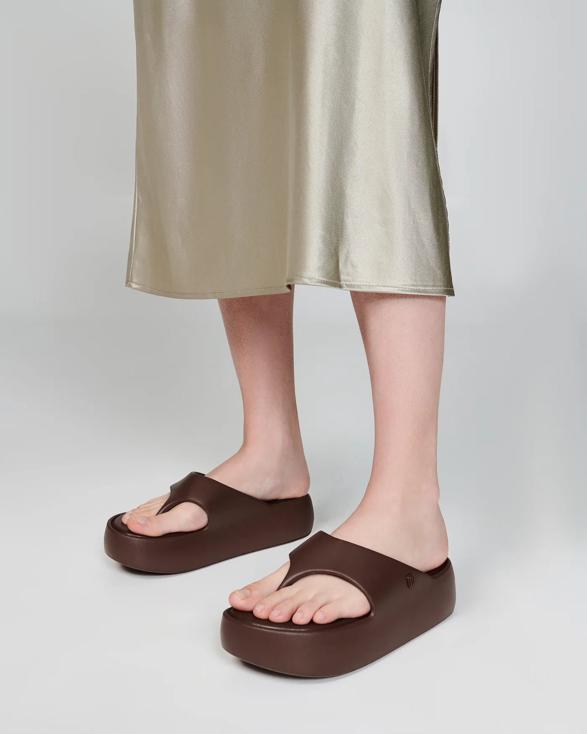 MELISSA FREE PLATFORM THONG - BRONZE